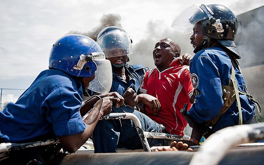 Demonstrant wordt gearresteerd door de politie in de hoofdstad van Burundi. Beeld AFP