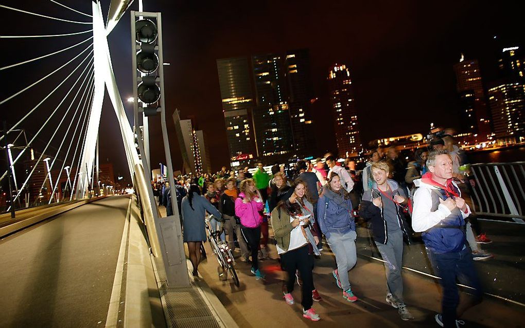 De sponsorwandeling van Rotterdam naar Den Haag tijdens de Nacht van de Vluchteling heeft nu al meer geld opgebracht dan vorig jaar. De teller stond donderdagavond op ruim 600.000 euro en stijgt waarschijnlijk nog richting de 700.000 euro.  beeld ANP