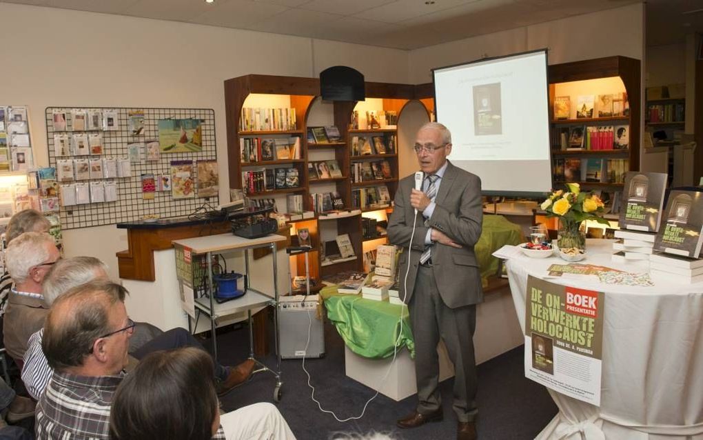 Dr. Ad Prosman presenteerde woensdagavond bij Den Hertog in Nijkerk zijn boek ”De onverwerkte Holocaust". Beeld Ruben Schipper