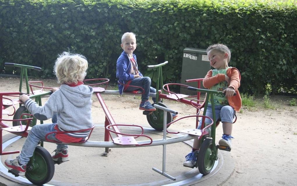 Ouders die met hun kinderen naar Speeltuin Nederhemert gaan ontdekken dat er sinds hun jeugd weinig veranderd is. beeld André Bijl