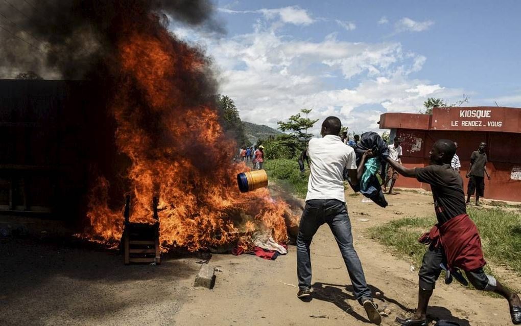 BUJUMBURA. In de Burundese hoofdstad Bujumbura kwam het woensdag en gisteren tot hevige onlusten. Foto: Demonstranten verbranden de inboedel van een politiebureau. beeld AFP