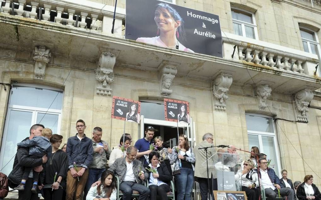 Verwanten brengen de laatste eer aan Aurélie Châtelain, een 32-jarige vrouw die op 19 april in Villejuif werd vermoord.