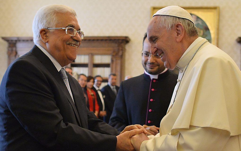 Abbas (l.) en paus Franciscus. Beeld AFP