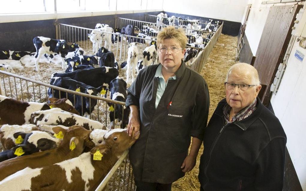 BARLO. Gerard Kranenburg en zijn dochter Francoise runnen net over de grens bij Aalten een kalverhandel. Als een boer in Nederland een kalf te koop aanbiedt, noemt hij als eerste de prijs die hij voor het dier wil hebben. Duitsers verwachten dat de koper 