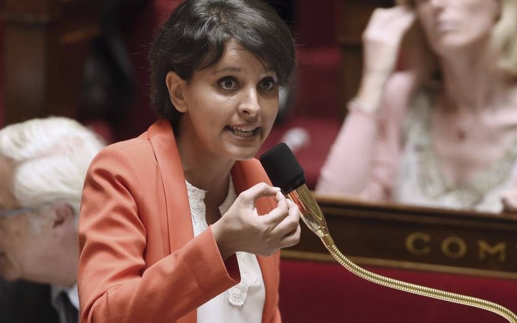 De Franse minister van Onderwijs, Najat-Vallaud Belkacem, verdedigde vorige week in het parlement haar plannen voor onderwijshervormingen. Onderwijsbonden en docenten vinden dat ze te weinig gehoord zijn in de hervormingen en gaan daarom de straat op. bee