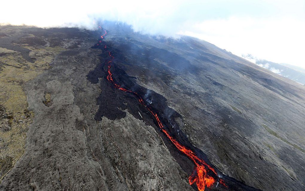 Lava uit de vulkaan Piton de la Fournaise. beeld EPA