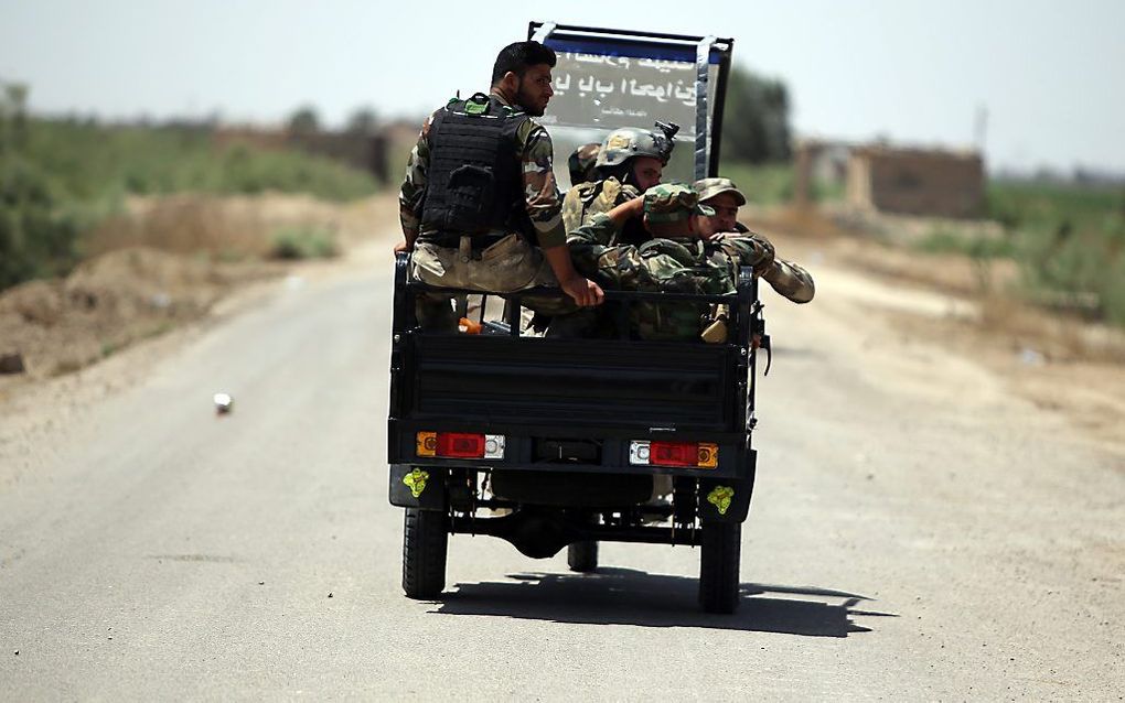 RAMADI. Leden van een sji'itische militie in Irak op weg naar de door Islamitische Staat veroverde stad Ramadi.  De milities moeten zij aan zij met het Iraakse leger de stad weer heroveren. beeld AFP