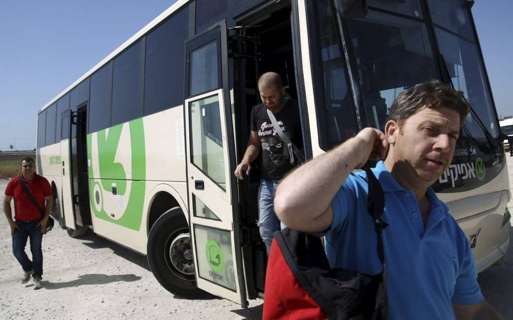 Palestijnse arbeiders mogen samen met Israëliërs blijven reizen. De Israëlische regering trok een voorstel voor gescheiden reizen in. beeld AFP