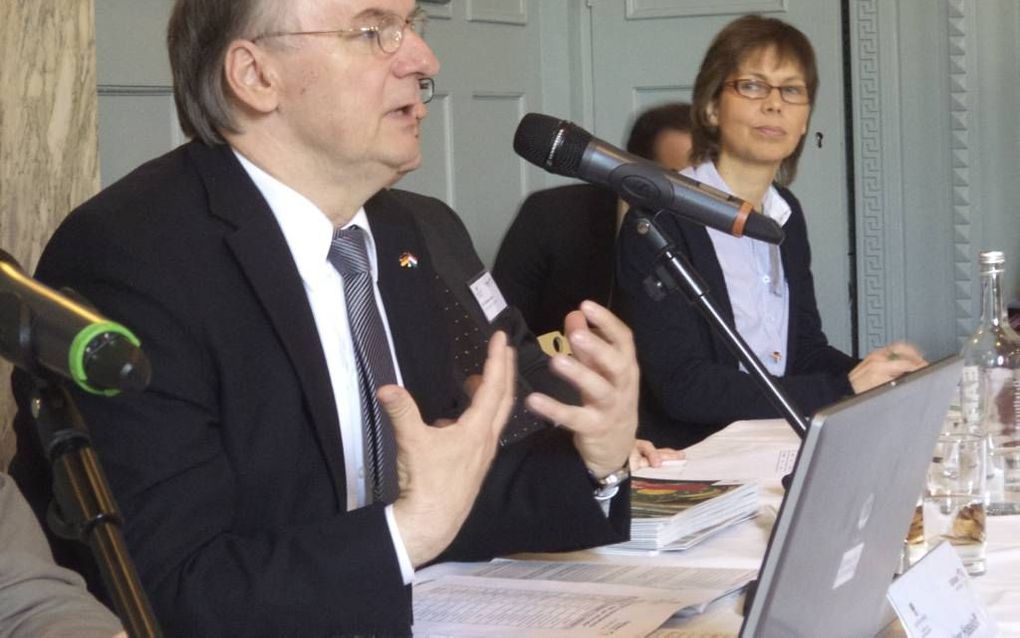 Minister-president Reiner Haseloff van Saksen-Anhalt woensdag tijdens het rondetafelgesprek over ‘2017’ in de Haagse schouwburg. beeld RD