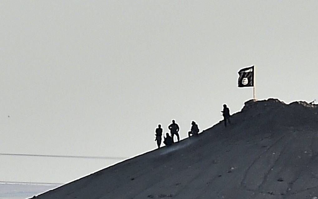 Islamitische vlag bij Kobane, in het noorden van Syrië. beeld AFP