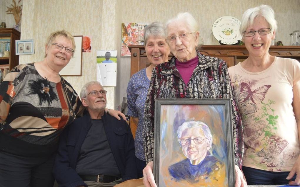 RUINERWOLD. Jantje Kraal (tweede van rechts), met het geschilderde portret, tussen twee dochters; links Rob en Aliza van der Helm. beeld Peter Nefkens