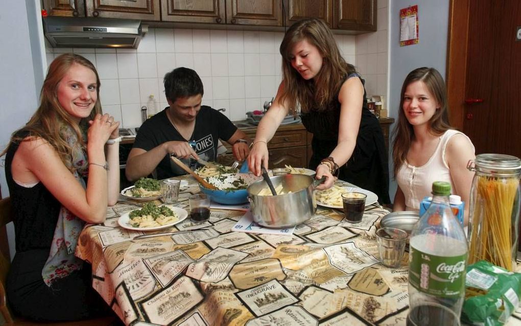 Elise Jacobse schept medestudenten Miriam Francke (l.), Rémon de Hoon en Andrina de Leeuw ”Leidse kots” op. Het studeren in Antwerpen bevalt de vier Nederlanders prima. Het is aanpoten, maar de studie is grondiger, en het wonen en studeren zijn goedkoper.