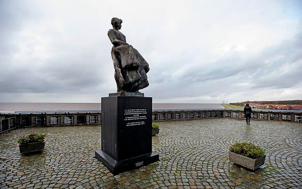 Het Urker vissersmonument met de namen van op zee omgekomen vissers. beeld ANP