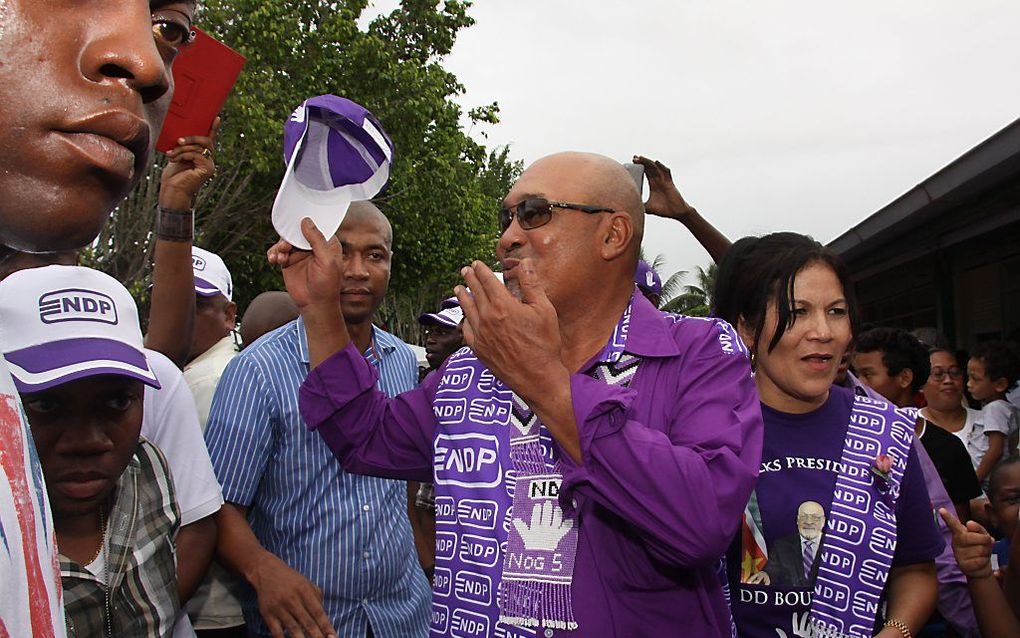 De Nationale Democratische Partij (NDP) van de huidige president Desi Bouterse heeft de meeste stemmen gekregen bij de parlementsverkiezingen in Suriname. Daarna volgt V7, de combinatie van zes oppositiepartijen. Dat blijkt uit de voorlopige uitslagen.  b