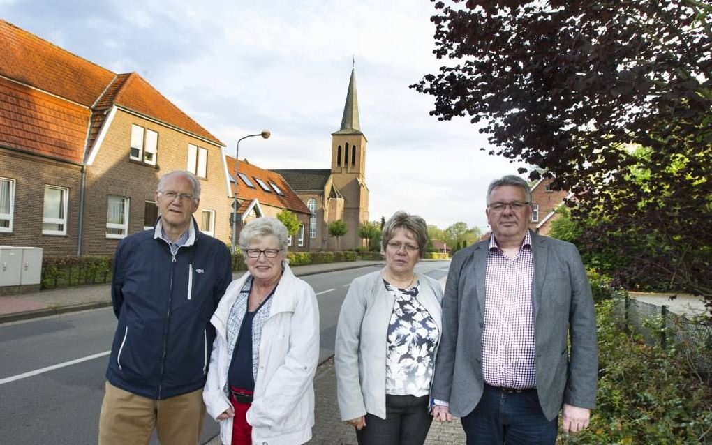 Twee Nederlandse emigrantenechtparen die kerkelijk meeleven in het Duitse Laar, v.l.n.r.: Luit en Tonny Groen en Harma en Arie Doldersum. Op de achtergrond de Evangelisch-reformierte kirche in Laar. „Wij hebben van meet af aan gezegd dat we bij emigratie 