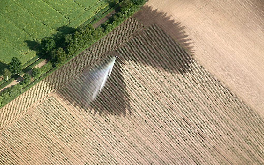 Luchtfoto van een akker die wordt besproeid in de buurt van de Duitse stad Celle. beeld EPA