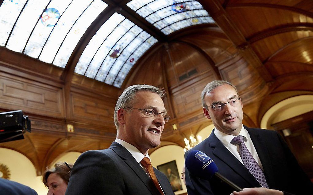 Peter Schalk (L) van de SGP en Roel Kuiper van ChristenUnie tijdens de verkiezingen van de Provinciale Staten. Beeld ANP