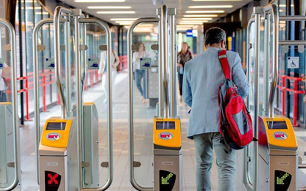 Het veelvuldig in- en uitchecken tijdens een reis met de ov-chipkaart is een grote ergernis van reizigers. Als er eind volgend jaar geen zicht is op een oplossing voor dit probleem, zal staatssecretaris Wilma Mansveld (Infrastructuur) het wettelijk gaan r