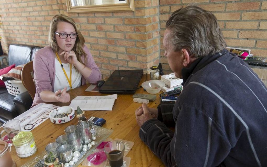 Mirjam bij haar cliënt met een hersenbeschadiging. Beeld RD, Antton Dommerholt