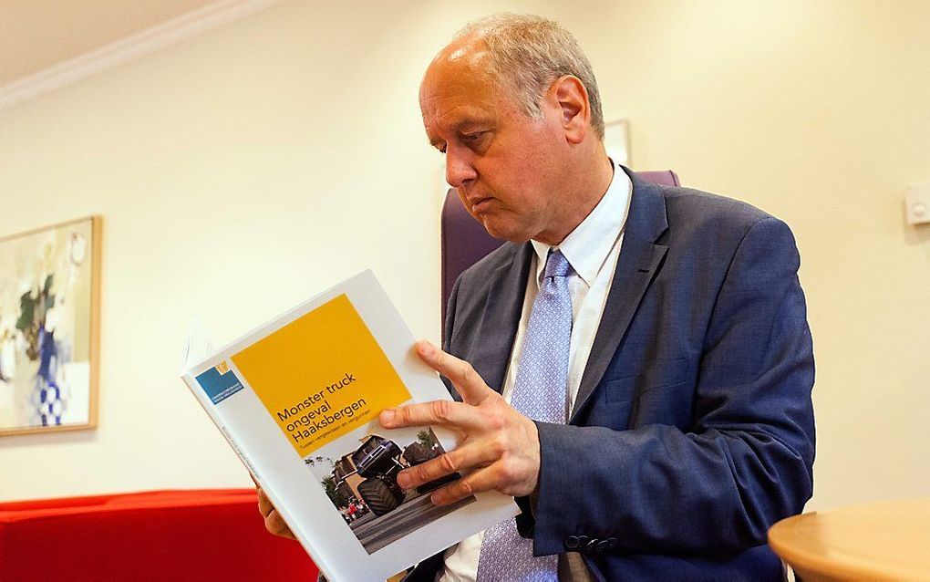 Burgemeester Hans Gerritsen met het rapport van de Onderzoeksraad Voor Veiligheid (OVV) woensdag in een rapport over het ongeluk met de monstertruck. De conclusie luidt dat de gemeente Haaksbergen bij het verlenen van de vergunning voor de fatale monstert