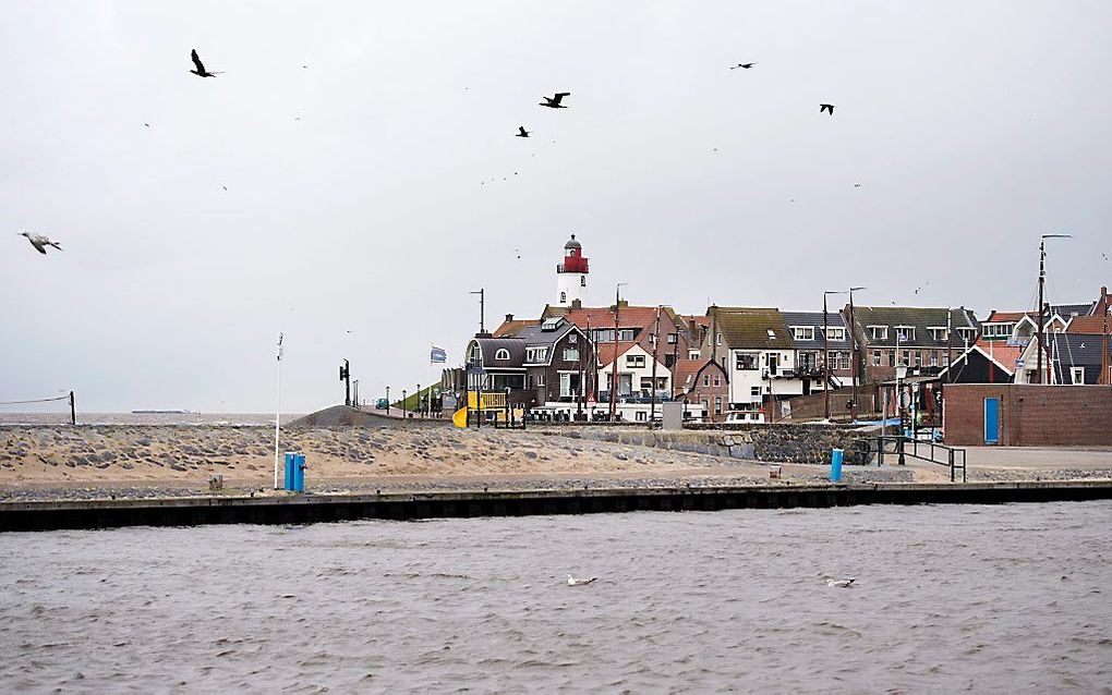 ,,Het moet voor gemeenteleden mogelijk zijn om alle medegemeenteleden enigszins te kunnen kennen. In dorpen zoals Urk of Opheusden, waar de sociale structuur hecht is, gaat dat bij een grote gemeente nog redelijk. ” beeld ANP