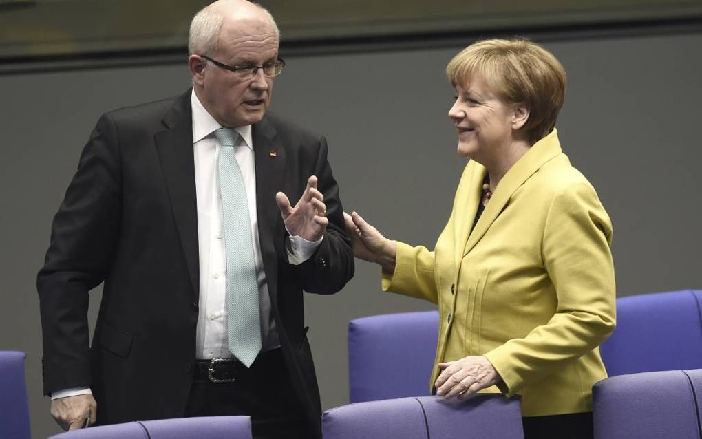 De top van de CDU in Duitsland is tegen de invoering van het homohuwelijk. Links fractievoorzitter Volker Kauder, rechts bondskanselier Merkel. beeld AFP