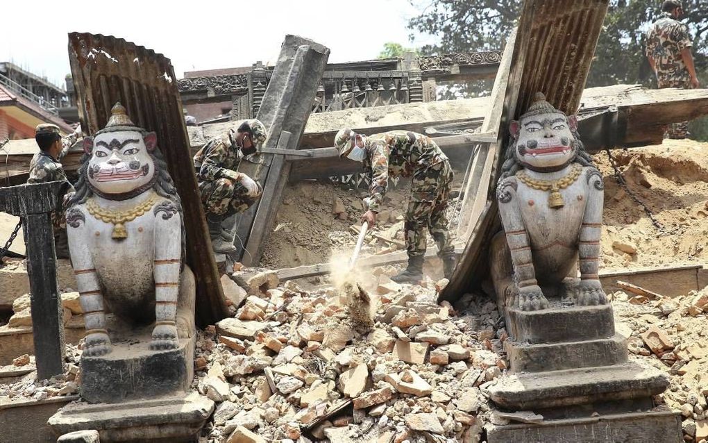 Was de aardbeving de wraak van Machindra? De inwoners vrezen van wel, de priester zegt van niet. Foto: de verwoeste tempel.   beeld EPA