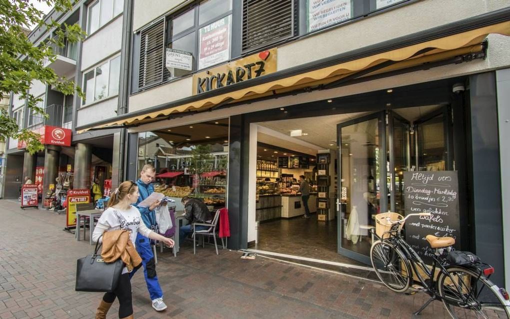 De Duitse bakker Heinrich Kickartz heeft een vestiging in Vaals. Veel klanten zijn Duitsers die in Vaals wonen, maar wel het Duitse brood willen blijven eten. Foto Jean-Pierre Geusens