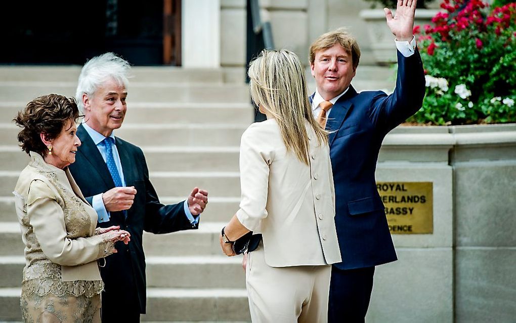 Koning Willem-Alexander en koningin Maxima worden begroet door ambassadeur Bekink bij de residentie. Het koningspaar begint aan een driedaags officieel bezoek aan de VS. Beeld ANP