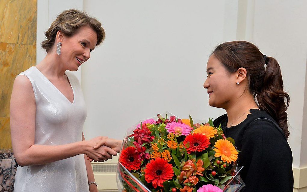 Koningin Mathilde met winnares Lim Ji-Young. beeld EPA