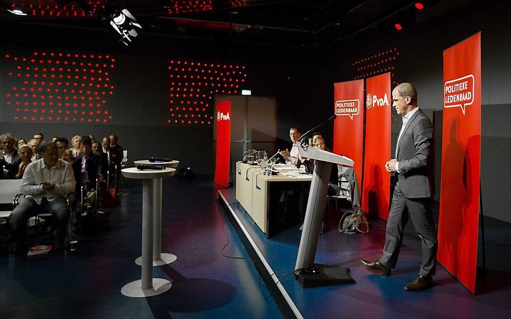 PvdA-leider Samsom sprak zondag zijn achterban toe tijdens een politieke ledenraad van de PvdA in Utrecht. beeld ANP