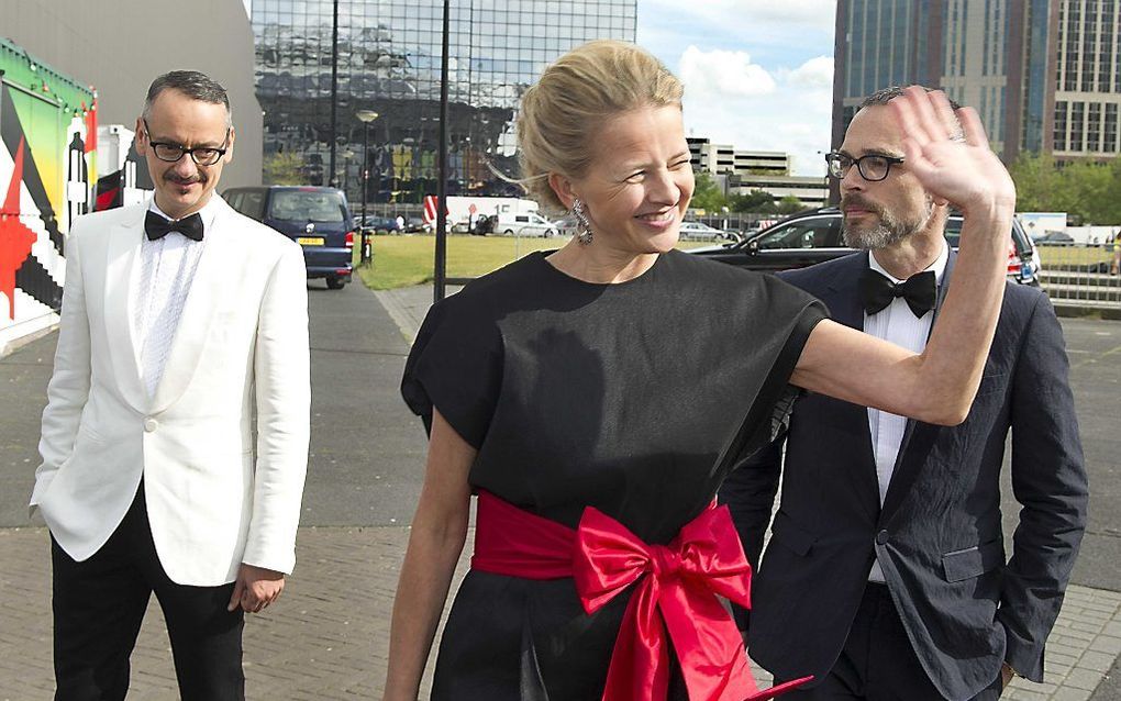 Prinses Mabel arriveert met couturiers Viktor & Rolf (L) bij de Heineken Music Hall, waar het jaarlijkse AmsterdamDiner wordt gehouden. beeld ANP