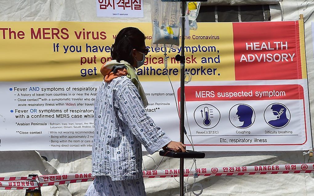 Het longvirus Middle East Respiratory Syndrome (MERS) heeft maandag in Zuid-Korea de eerste slachtoffers gemaakt. Volgens het ministerie van gezondheid van het Aziatische land zijn een vrouw van 58 en een man van 71 gestorven aan het virus. beeld AFP