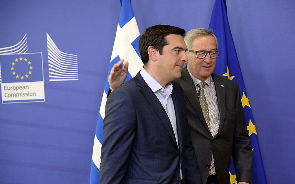 Tsipras en Juncker. beeld AFP