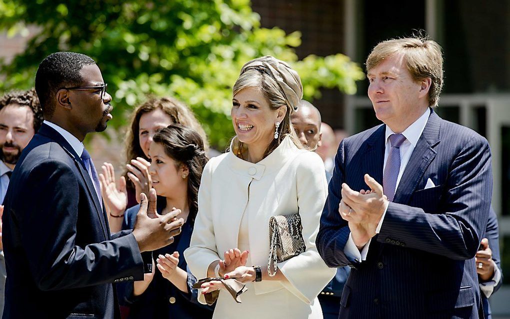 Het koningspaar op bezoek bij het Gwendolyn Brooks Proparatory College. beeld ANP