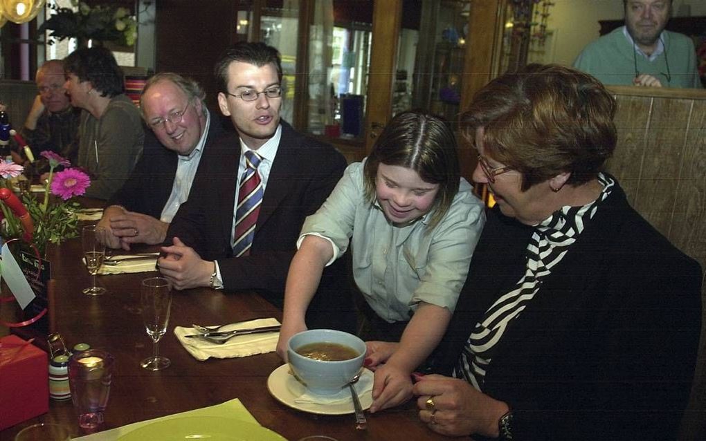 Burgemeester Jorritsma en de wethouders van Almere in 2005 te gast bij de opening van eetcafé Tante Truus, waar mensen met verstandelijke beperking werken. beeld Bob Friedländer