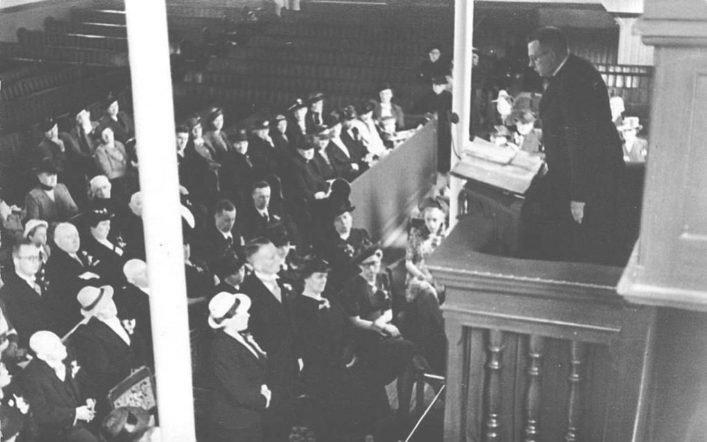 Ds. R. Kok tijdens de trouwdienst van zijn zoon Reinier in 1941 op de preekstoel waarin hij onderduikers verborg. Foto uit ”Oude waarheid en nieuwe orde”