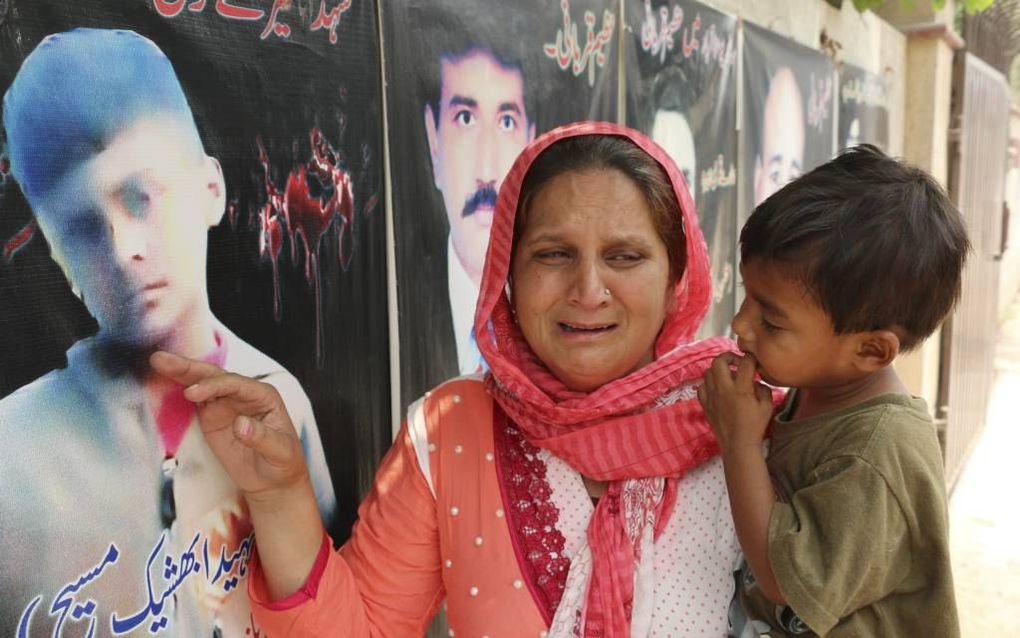 Shaheen Sarfaraz huilt bij de foto van haar 10-jarige zoon Abysheik. Hij kwam in maart om het leven bij een bomaanslag in de Pakistaanse stad Lahore. beeld Richard Groenenboom