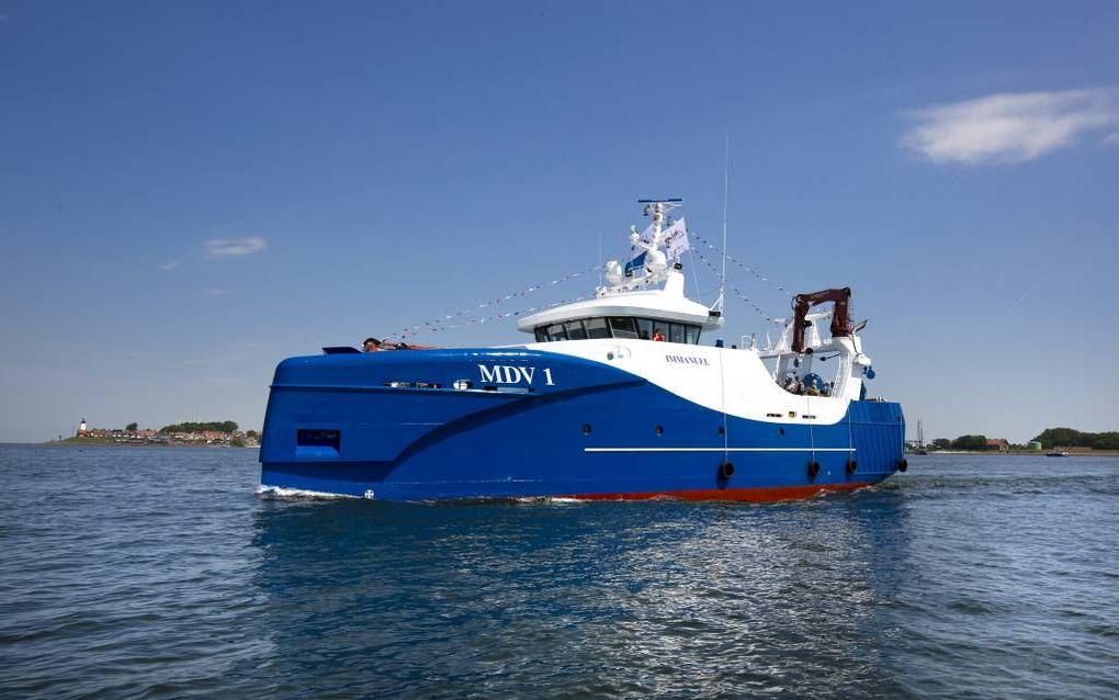 De MDV 1 ”Immanuël” voer vrijdagmiddag de Urker haven uit. Maandag vertrekt het schip vanuit Den Helder naar zee voor formele testen van de zeevaardigheid en de eerste visreis. In de toekomst zal het schip meestal in Harlingen liggen. beeld Ruud Ploeg Fot