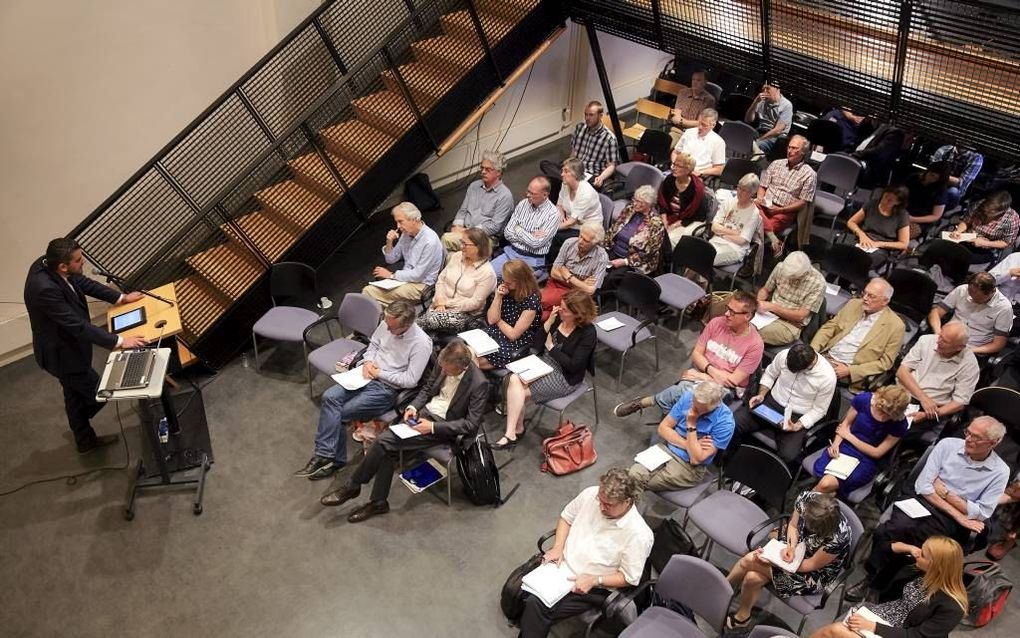 De imam heeft geen vanzelfsprekend gezag meer, bleek vrijdag in Utrecht op het symposium ”Allah in Nederland”. Onder anderen het Amsterdamse gemeenteraadslid Sofyan Mbarki voerde het woord. beeld Jaco Klamer