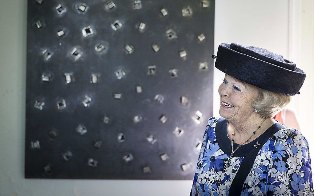 Prinses Beatrix bezichtigt een expositie tijdens de kunstmanifestatie Symposion 2015 in Gorinchem. beeld ANP