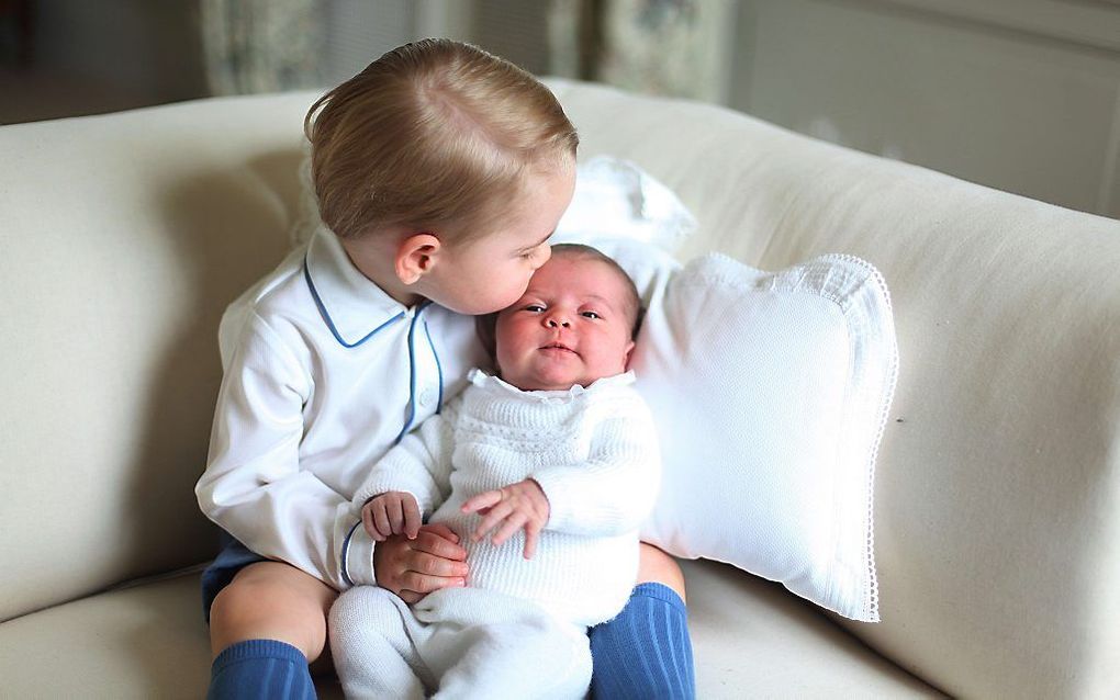 George en zijn zusje Charlotte, gefotografeerd door hertogin Catherine. beeld AFP PHOTO / KENSINGTON PALACE / DUCHESS OF CAMBRIDGE