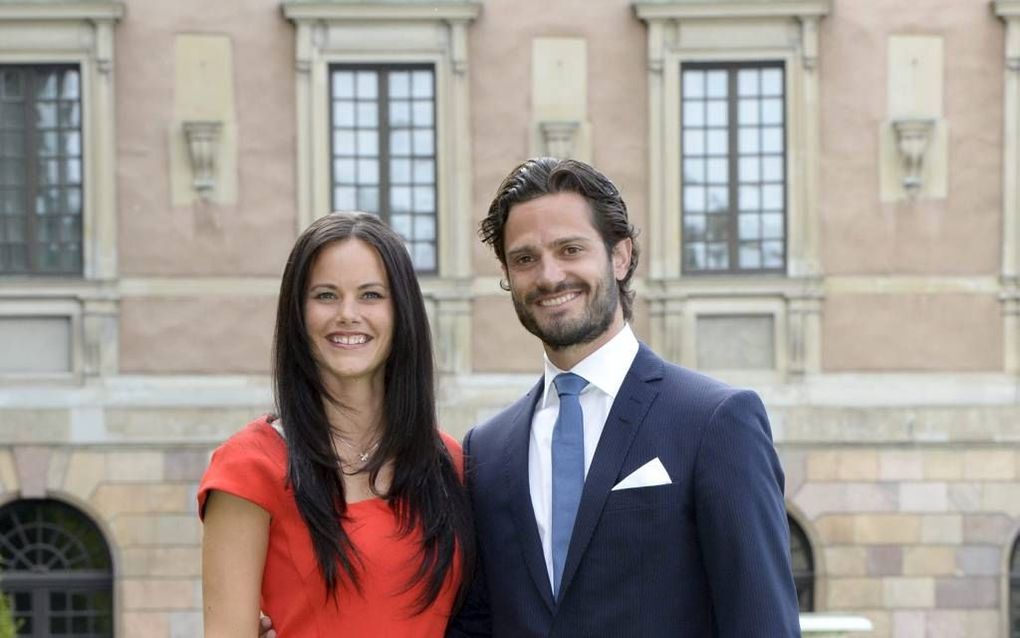 Prins Carl Philip en Sofia tijdens hun verloving op 27 juni 2014. beeld EPA