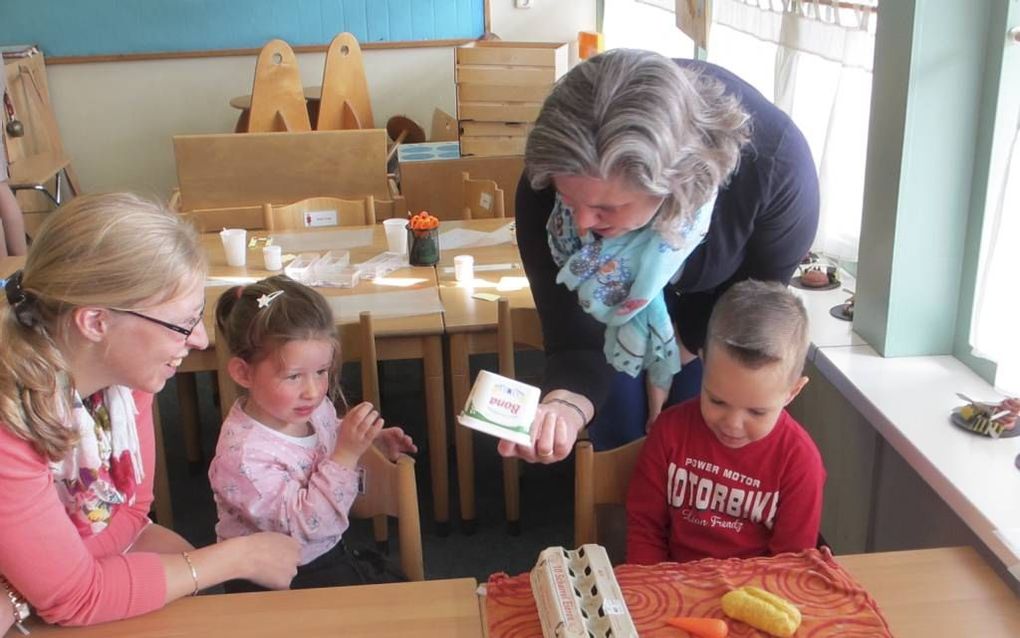 Voorleesmorgen op de Calvijnschool. De aandacht voor peuters wordt uitgebreid met het aangepaste vve-programma Opstapje en een nieuwe serie prentenboeken. beeld Calvijnschool