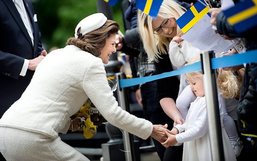 Koningin Silvia begroet een kleine toeschouwer. beeld EPA