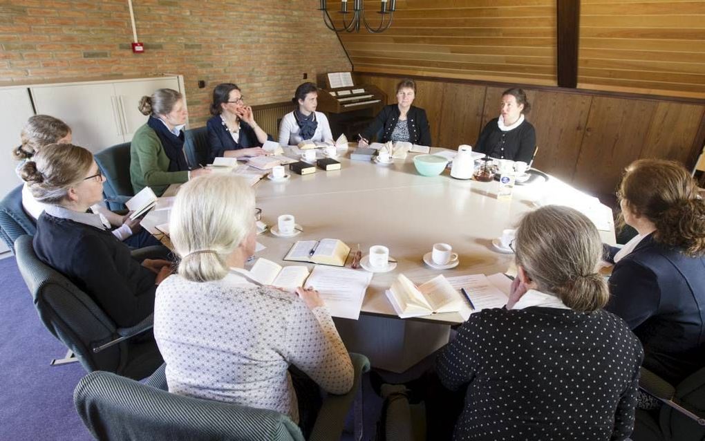 De opvoedingskring van de gereformeerde gemeente in Elspeet voor moeders met oudere kinderen. Rechtsachter kringleidster Andrea van Hartingsveldt-Moree. beeld RD, Anton Dommerholt