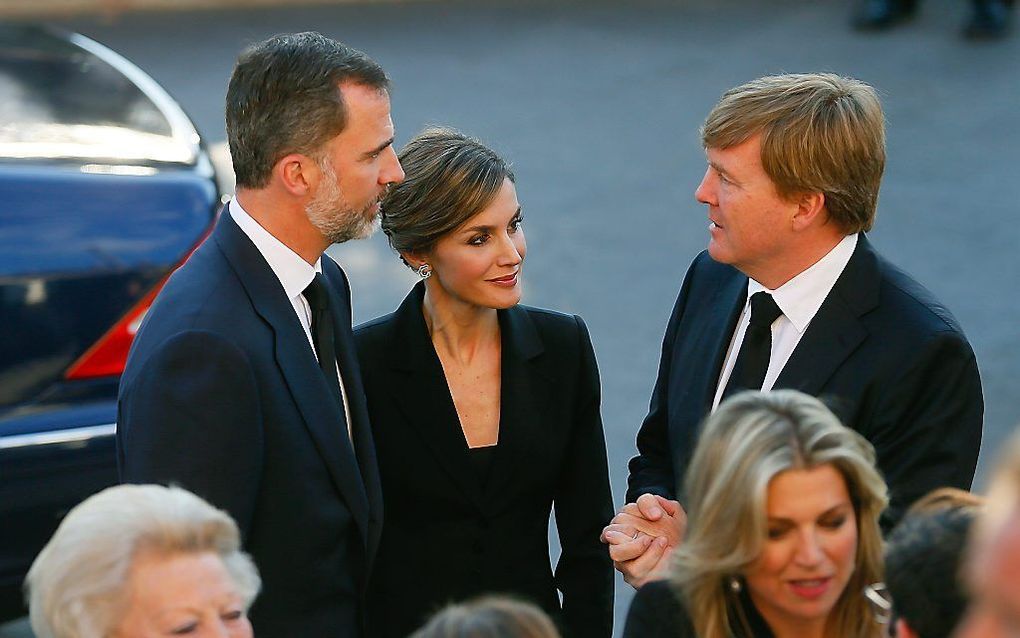 Aan de rouwdienst namen onder anderen koning Willem-Alexander, koningin Máxima en prinses Beatrix deel. Ook koning Felipe VI van Spanje en zijn vrouw, koningin Letizia, waren aanwezig. beeld AFP