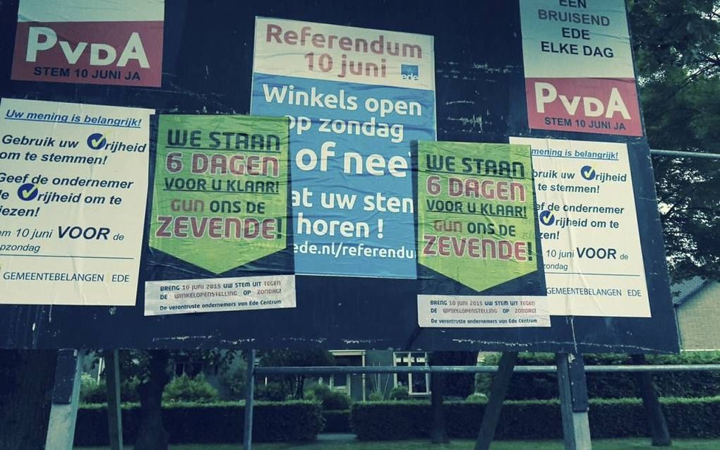 Voor- en tegenstanders van koopzondagen in Ede proberen steun te verwerven. Morgen wordt er een referendum gehouden. beeld P. J. van der Sluys