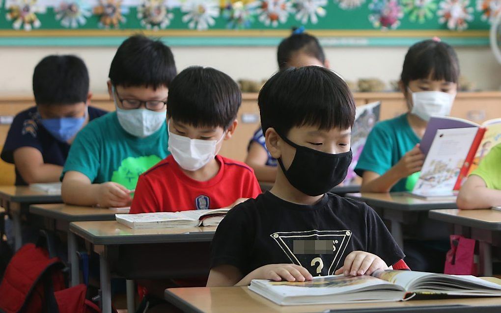 Leerlingen op een school in Zuid-Korea dragen mondkapjes uit vrees voor het MERS-virus. beeld EPA