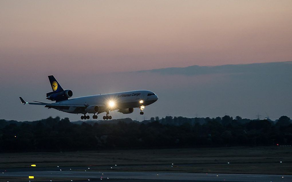 Een vliegtuig met de stoffelijke resten van 44 slachtoffers van de crash met een toestel van Germanwings is dinsdagavond op het vliegveld van de Duitse stad Düsseldorf aangekomen. beeld AFP